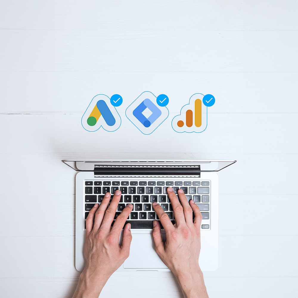 Computer mit Logos von Google Analytics und Google Ads